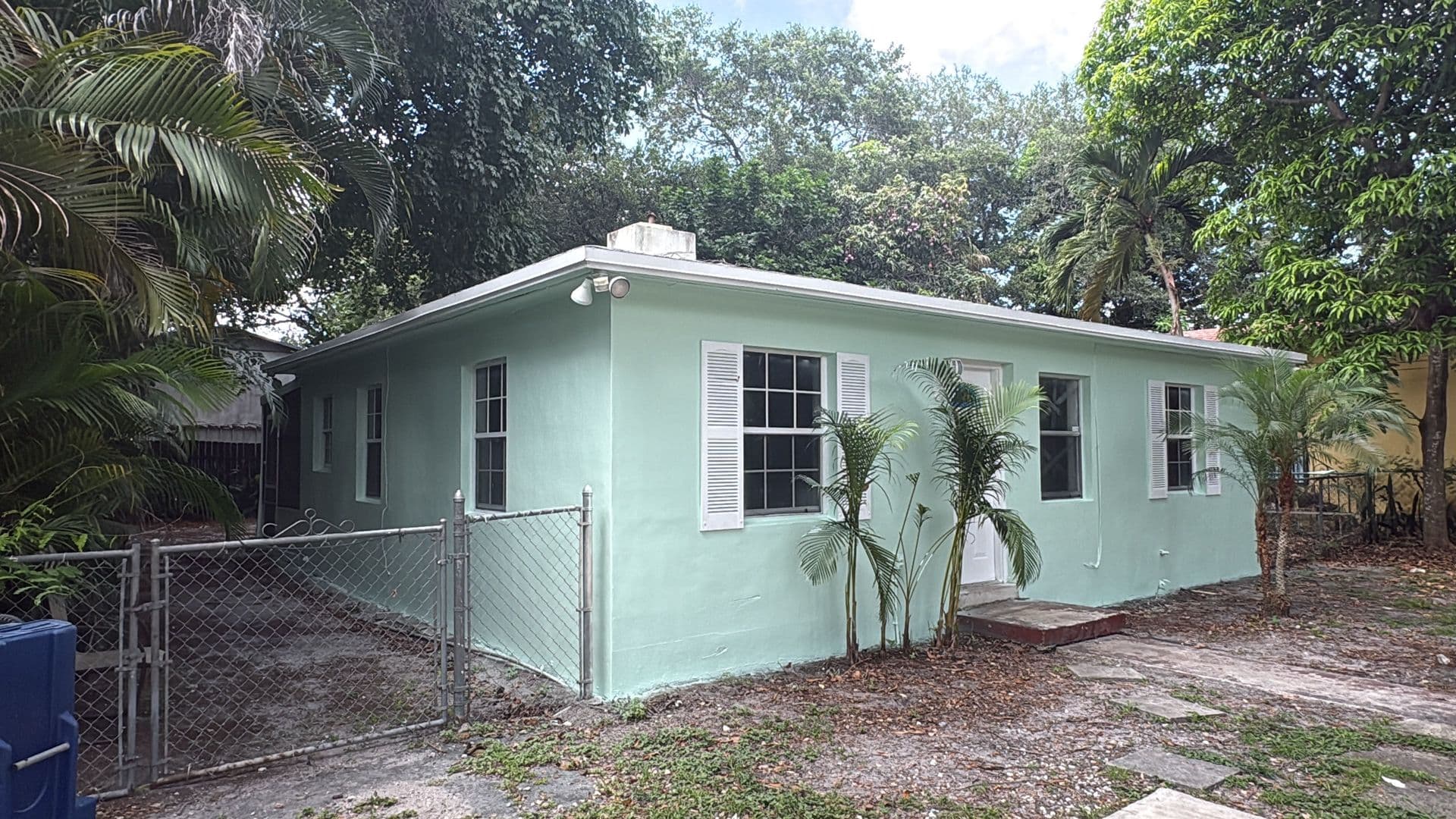 475 ne 164th st / Includes internet and 24-hour surveillance cameras 1 of 12