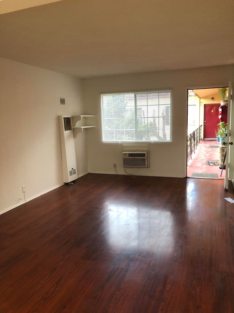 Charming, One Bedroom Apartment in Panorama City 5 of 15