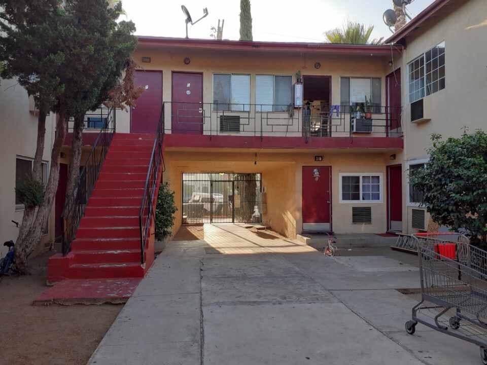 Charming, One Bedroom Apartment in Panorama City 1 of 15