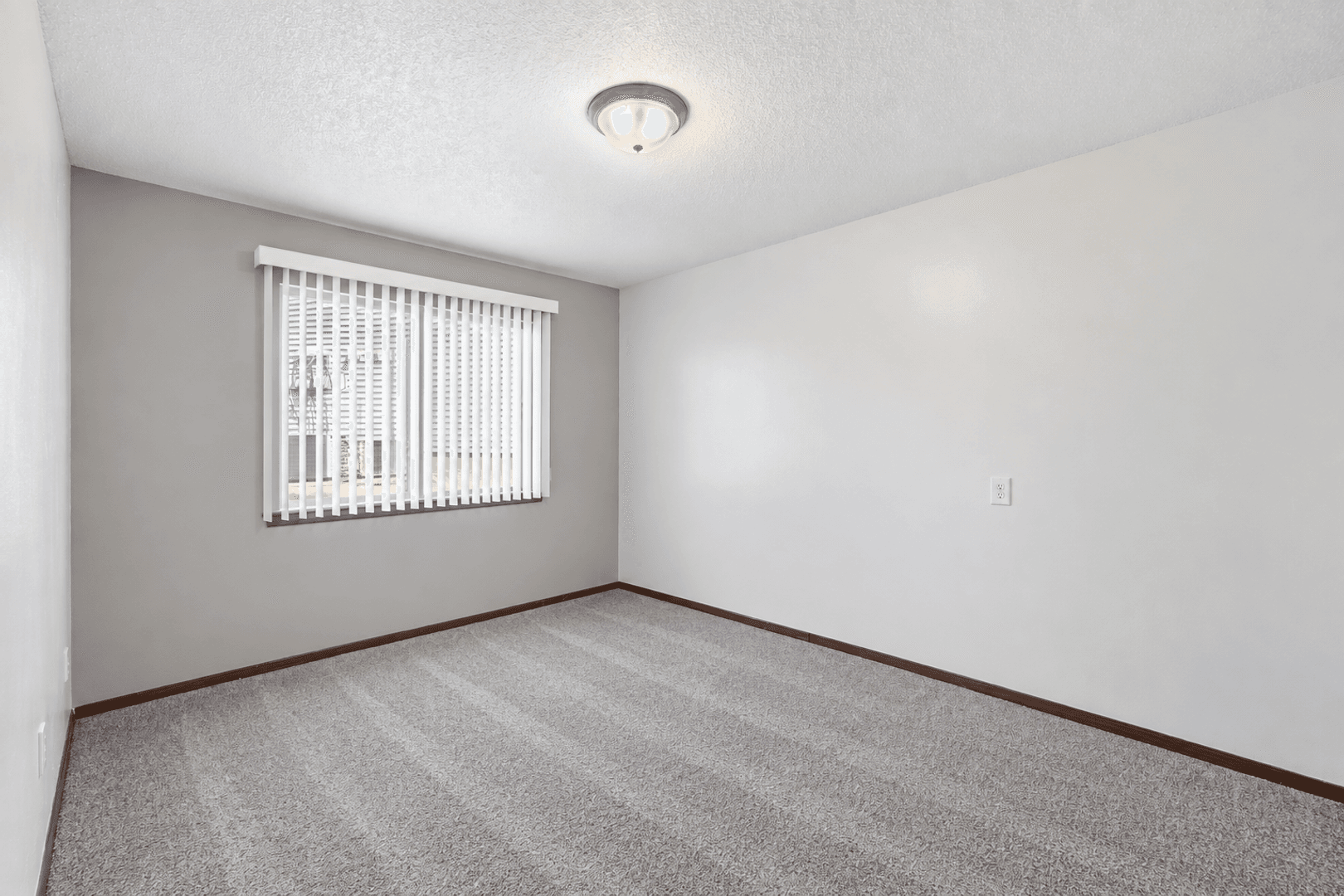 1106-1110 Kent Circle 6 of 9