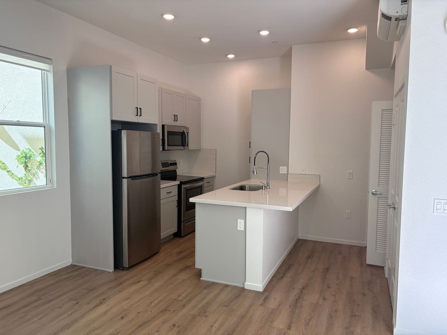 Division &amp; Highland Rowhomes 3 of 8
