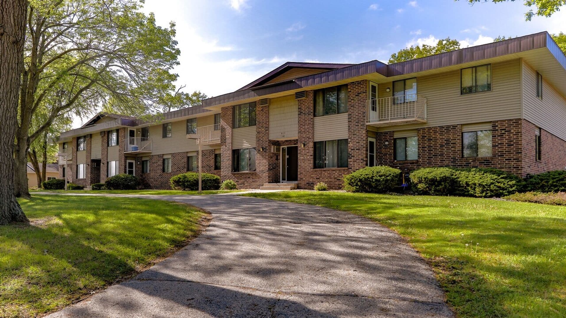 Silver Lake Apartment Homes, SLAH LLC 1 of 3