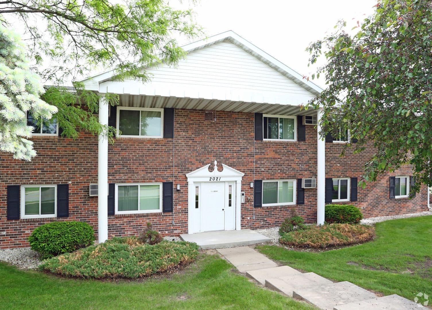 Deckner Manor Apartments 3 of 13