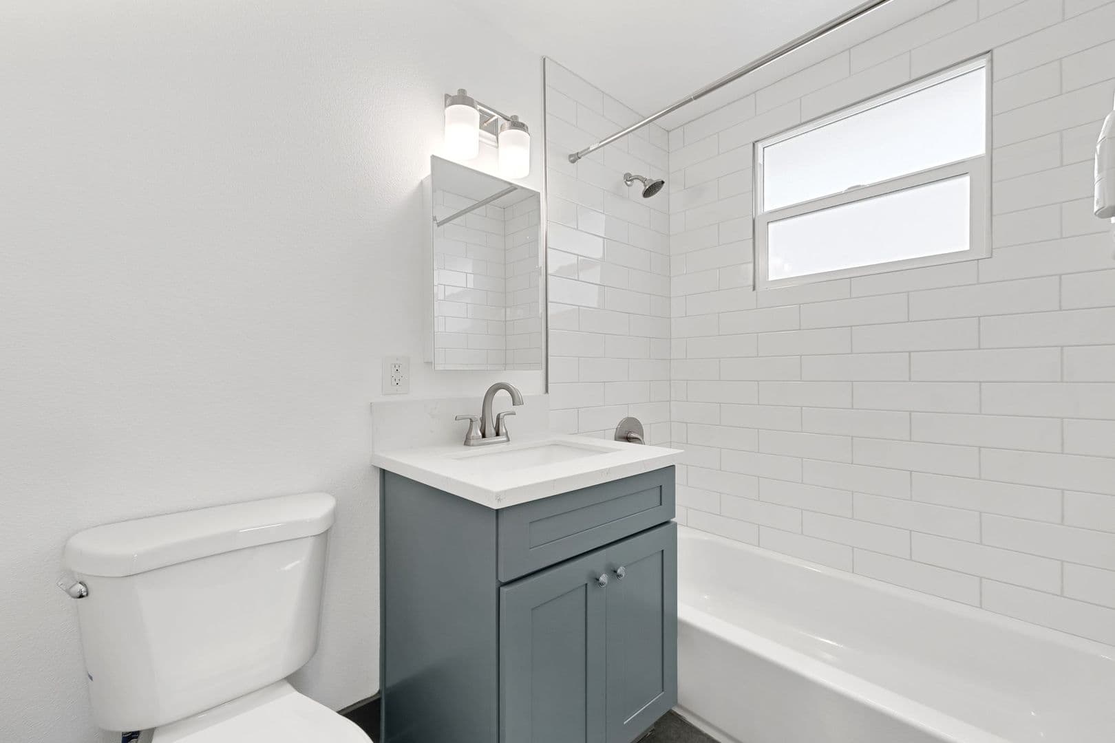 1734 E 3rd Street 4 of 5