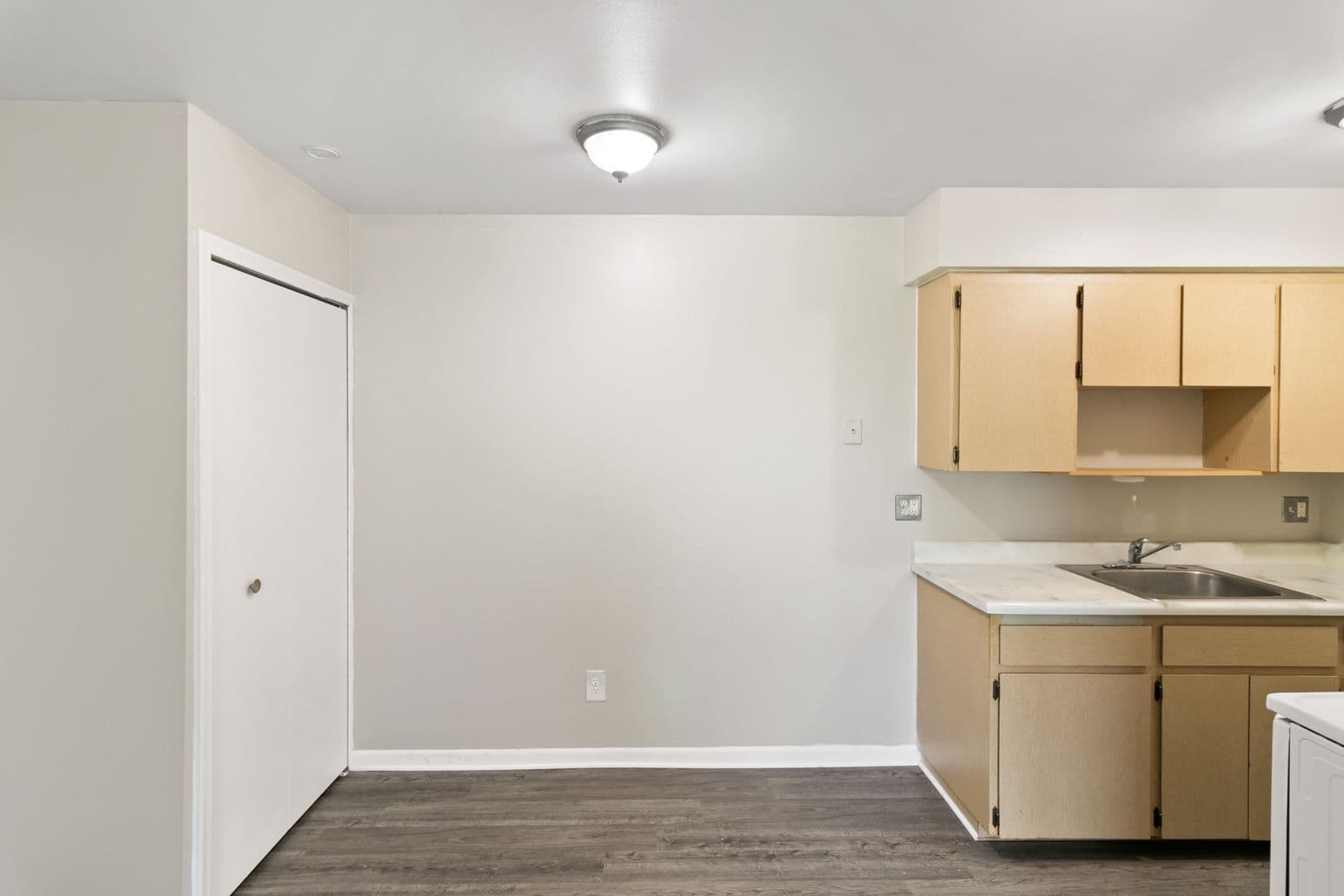 Lakeshore Apartments - Coast to Coast Management 14 of 18