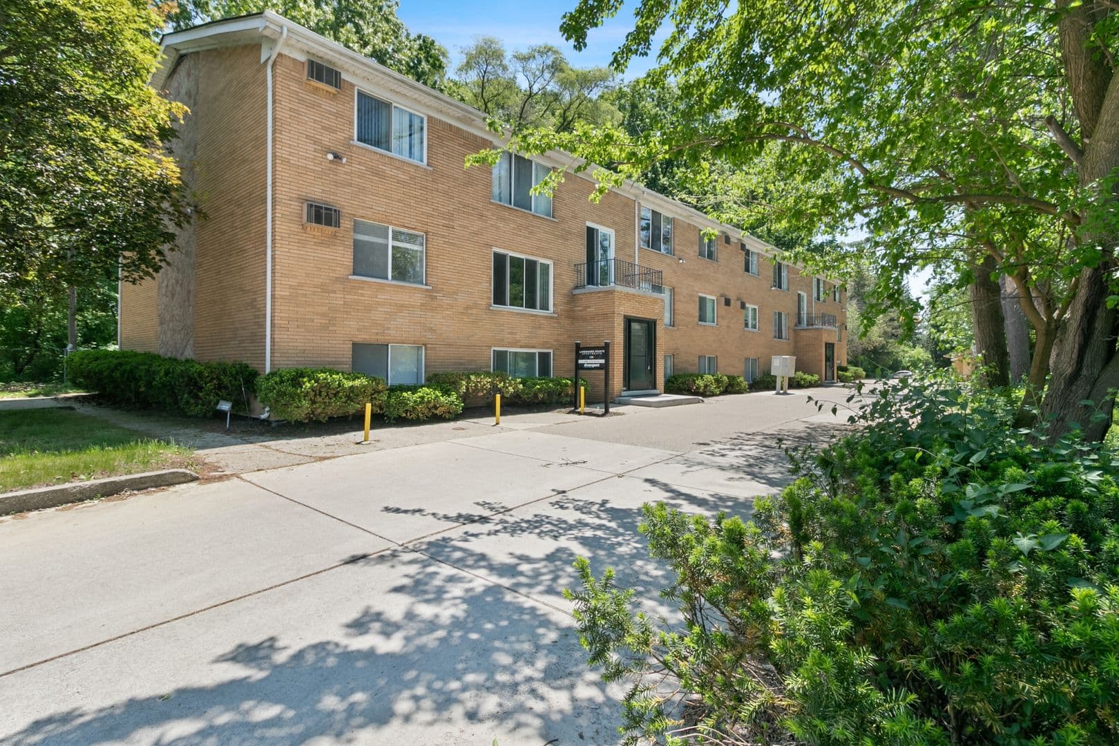 Lakeshore Apartments - Coast to Coast Management 1 of 18