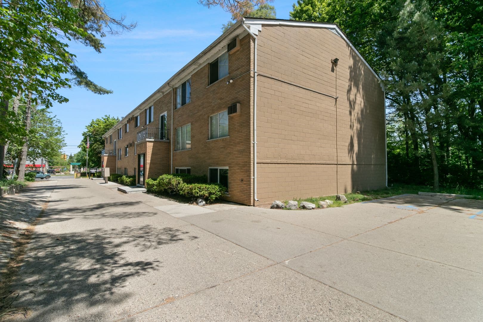 Lakeshore Apartments - Coast to Coast Management 2 of 18
