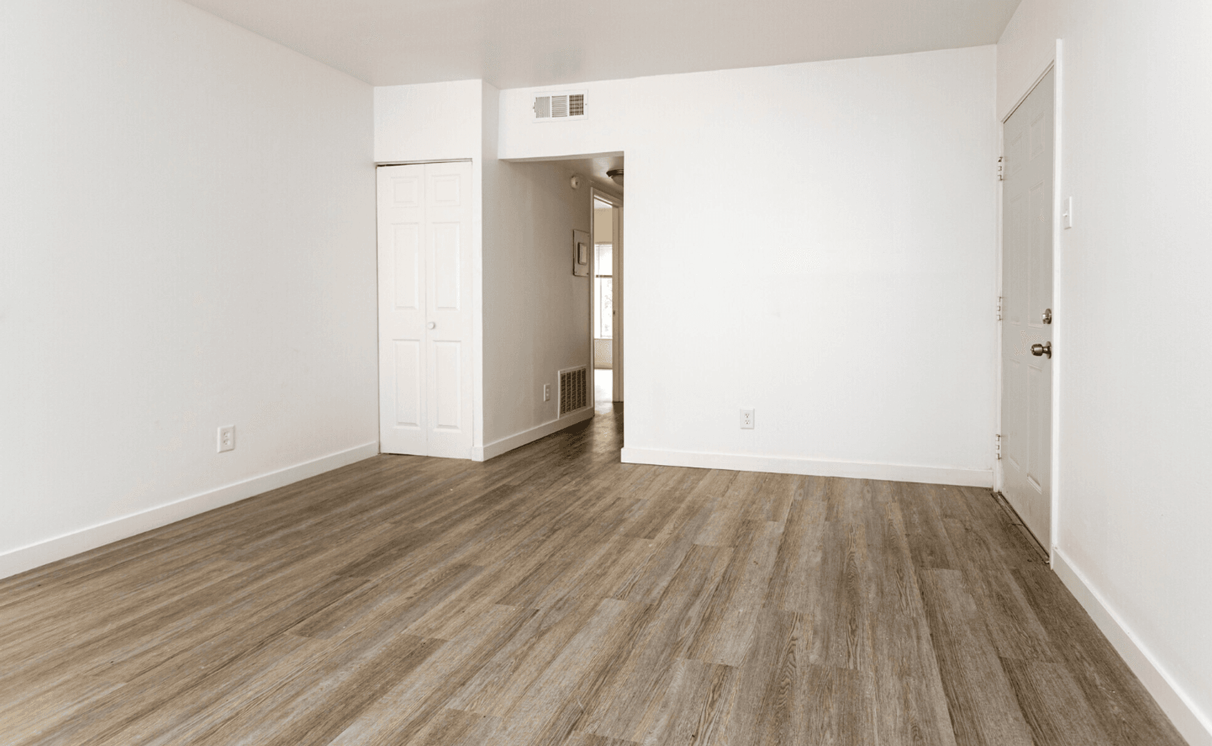Cozy 2-Bedroom Apartment with Convenient Amenities 9 of 14