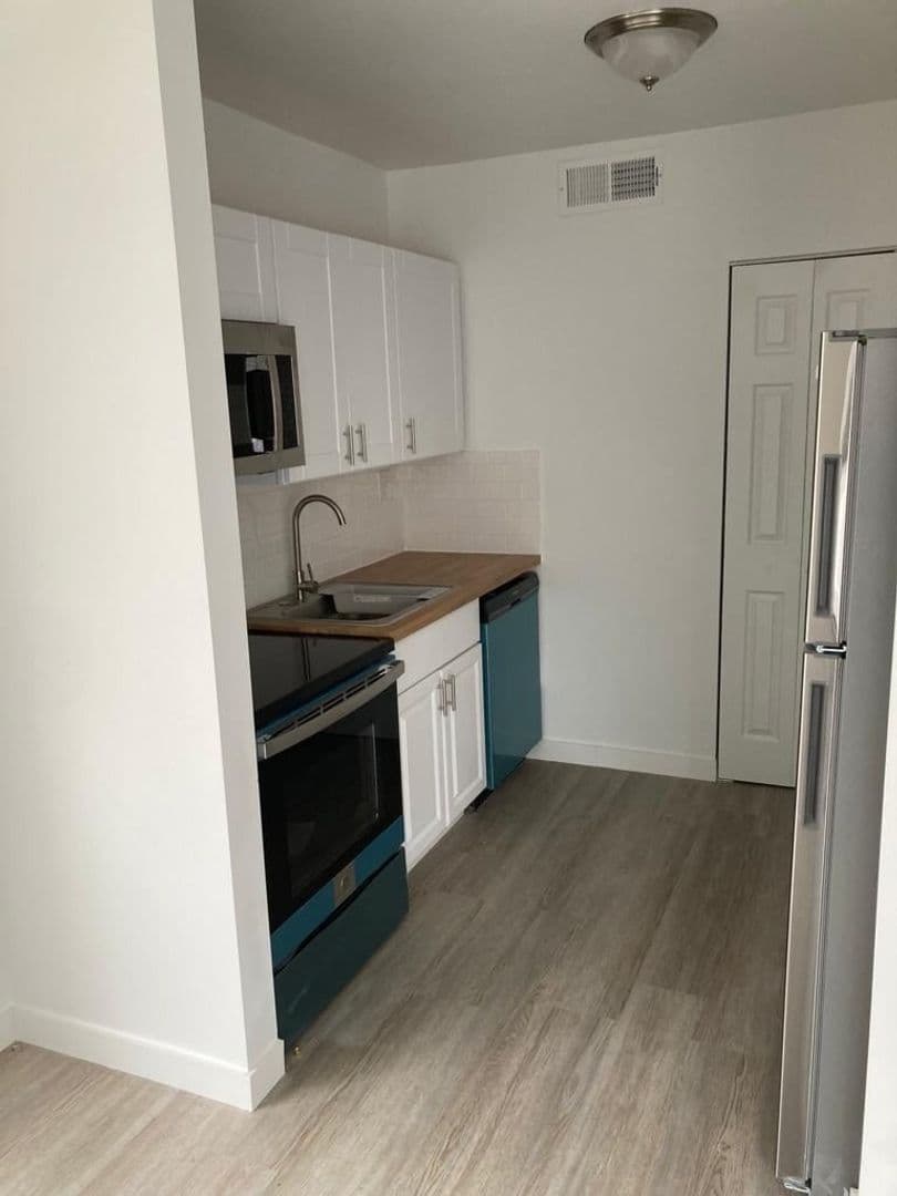 Cozy 2-Bedroom Apartment with Convenient Amenities 8 of 14
