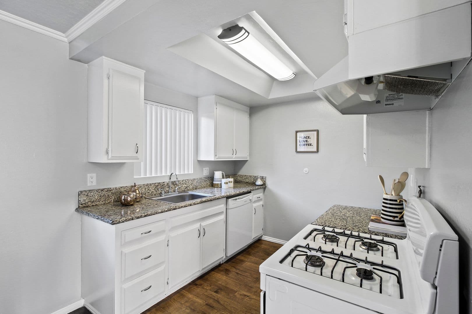 Villa Marseilles Apartments 25 of 43