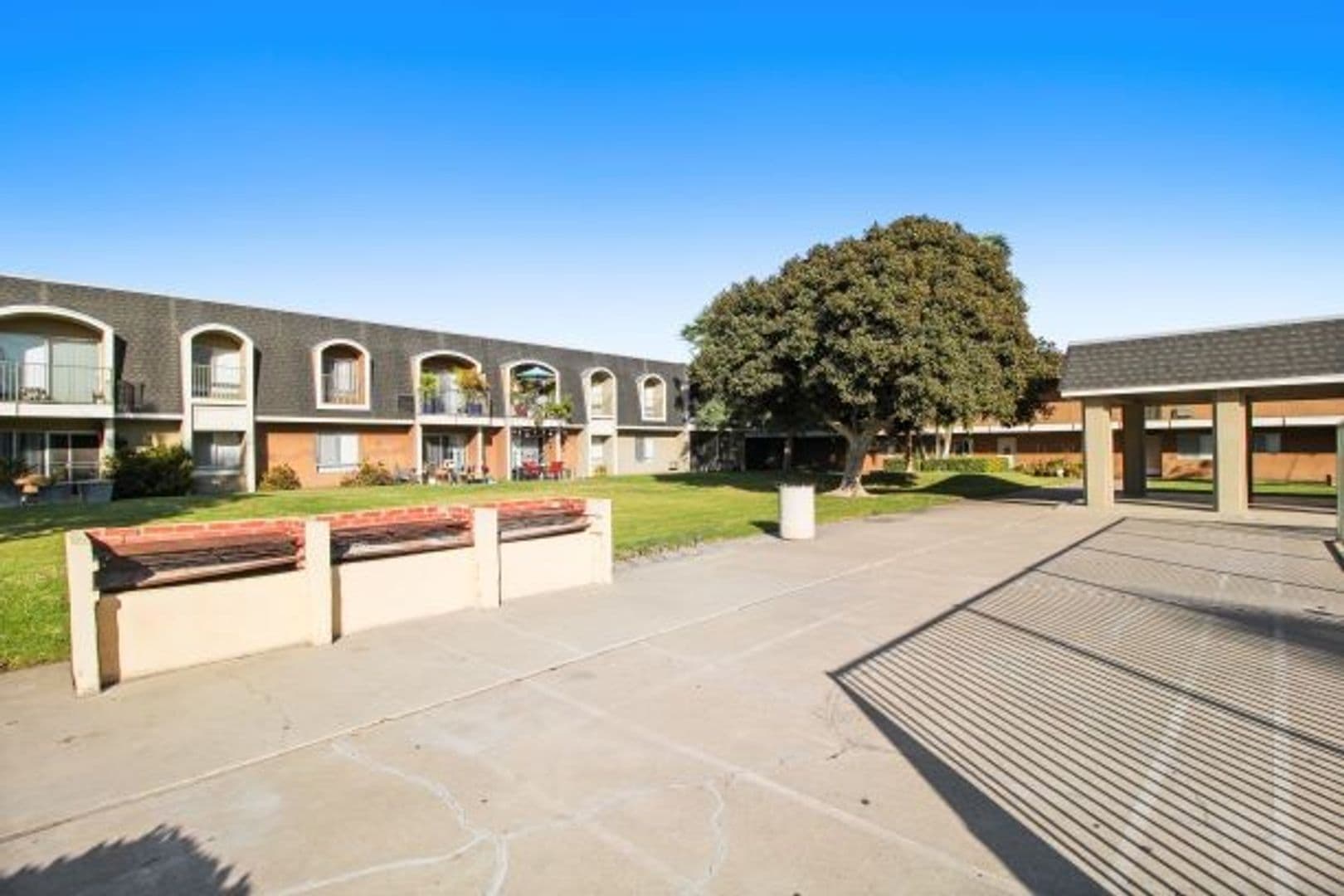 Villa Marseilles Apartments 37 of 43