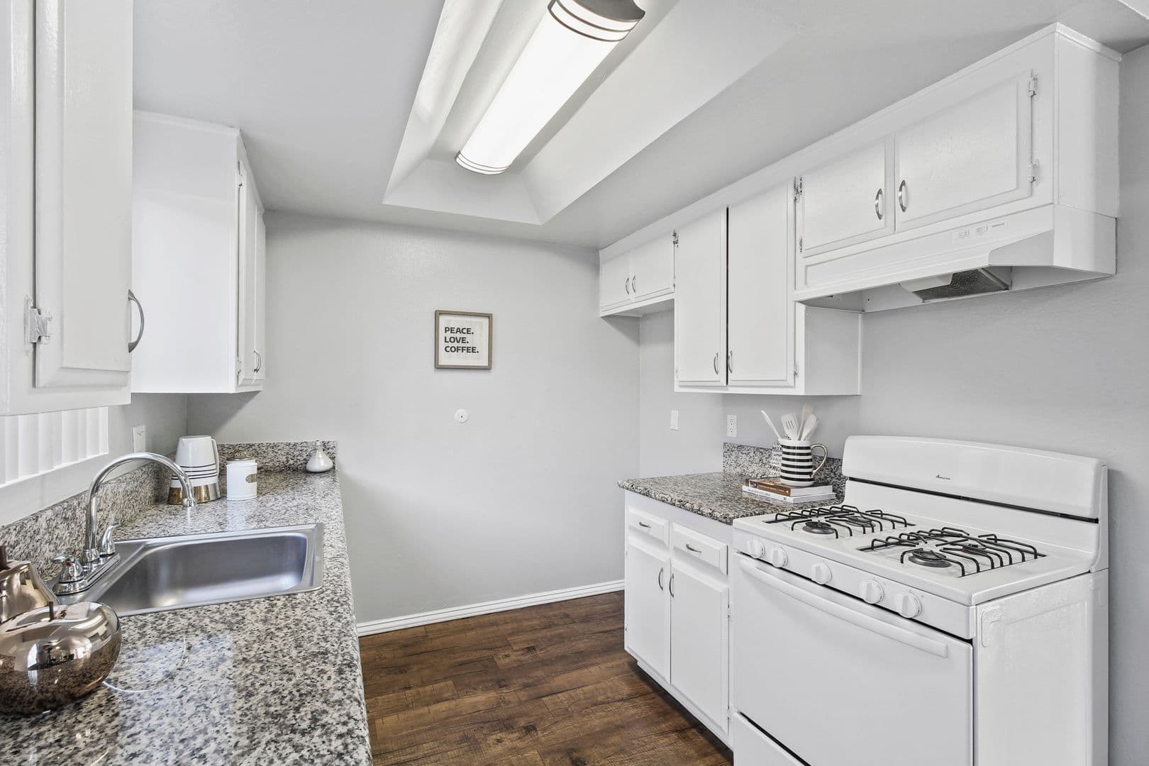 Villa Marseilles Apartments 4 of 43