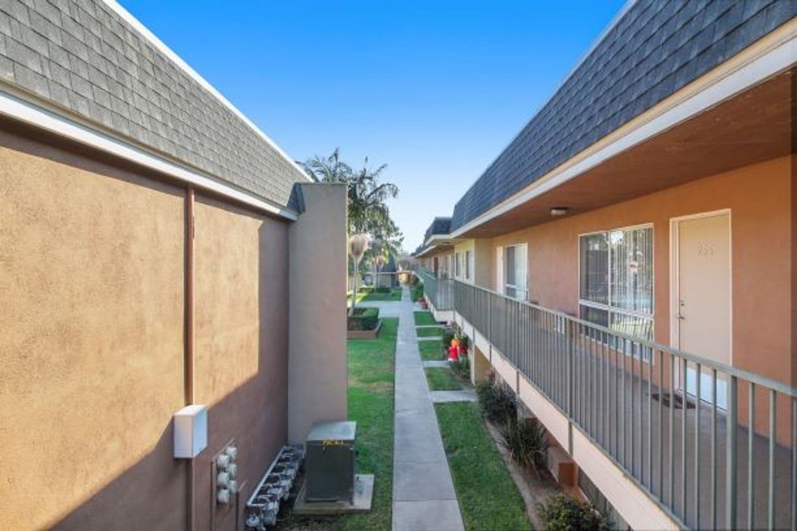 Villa Marseilles Apartments 26 of 43