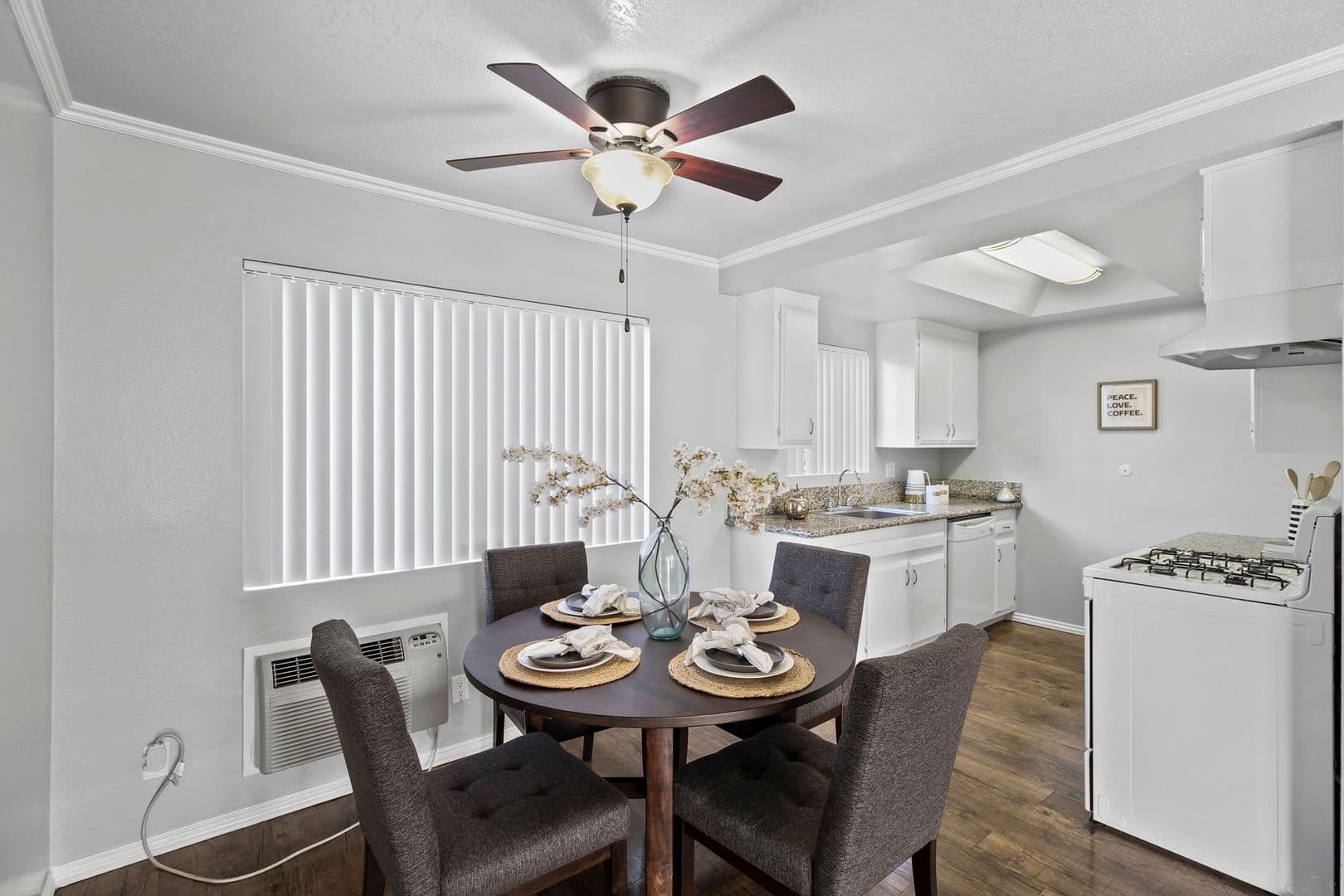 Villa Marseilles Apartments 16 of 42