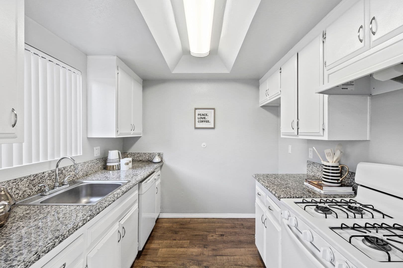 Villa Marseilles Apartments 9 of 40