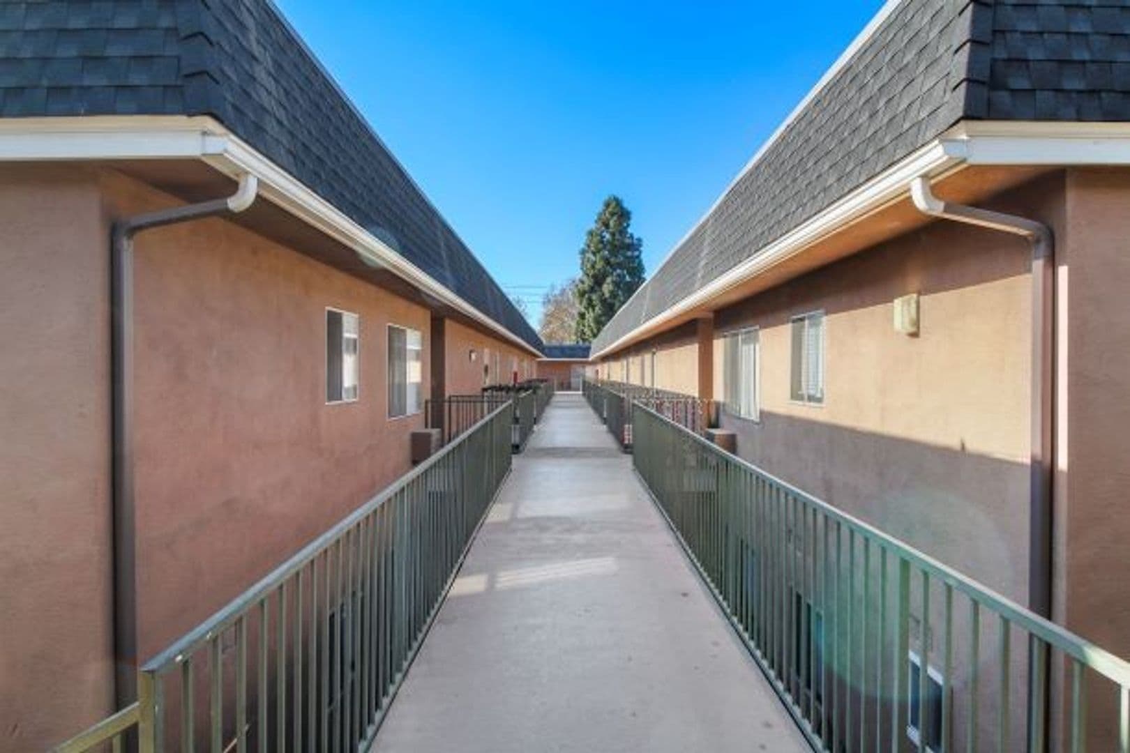 Villa Marseilles Apartments 29 of 40