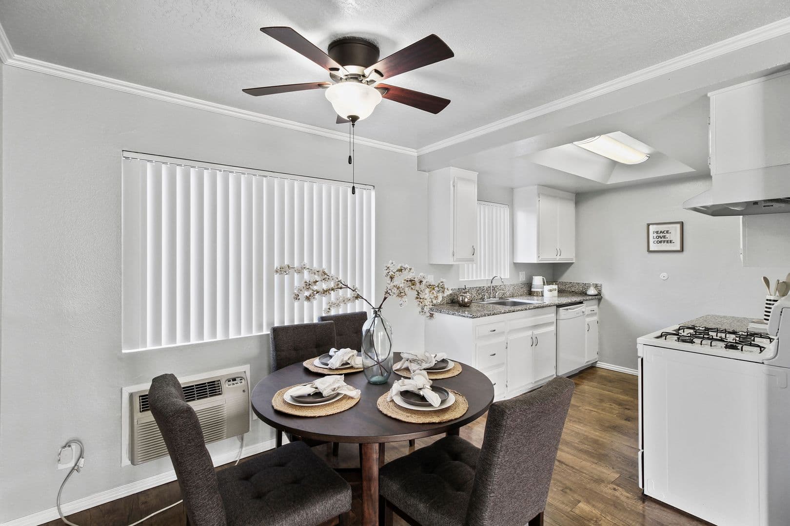Villa Marseilles Apartments 14 of 42