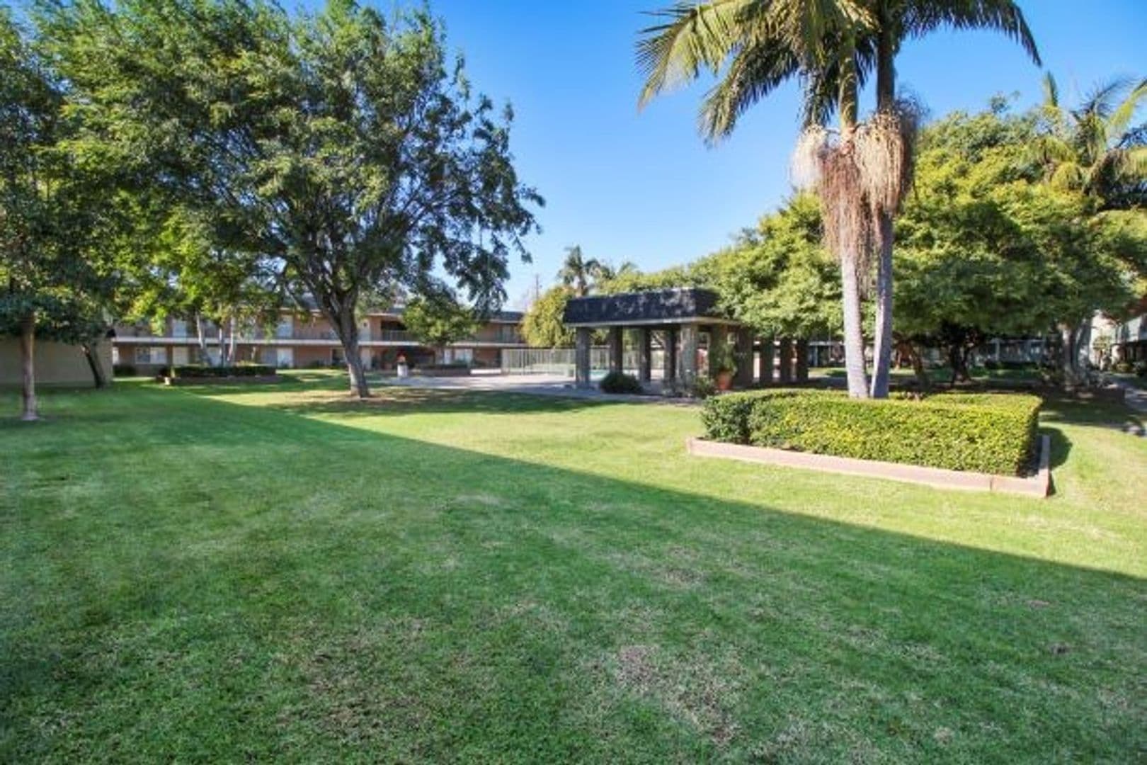 Villa Marseilles Apartments 42 of 43