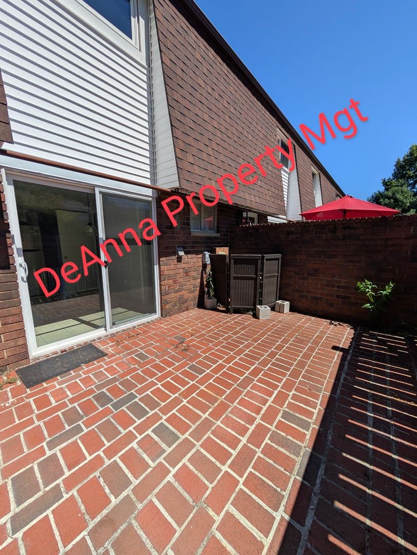 2581 Shakespeare Ln 2 of 9