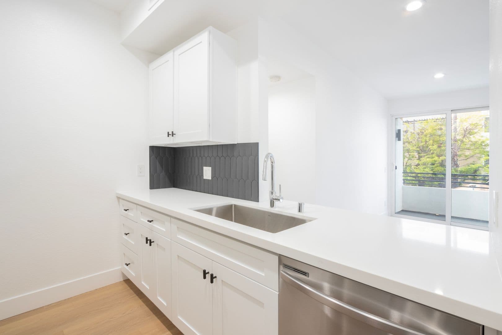 1616 N Serrano Ave. 6 of 11