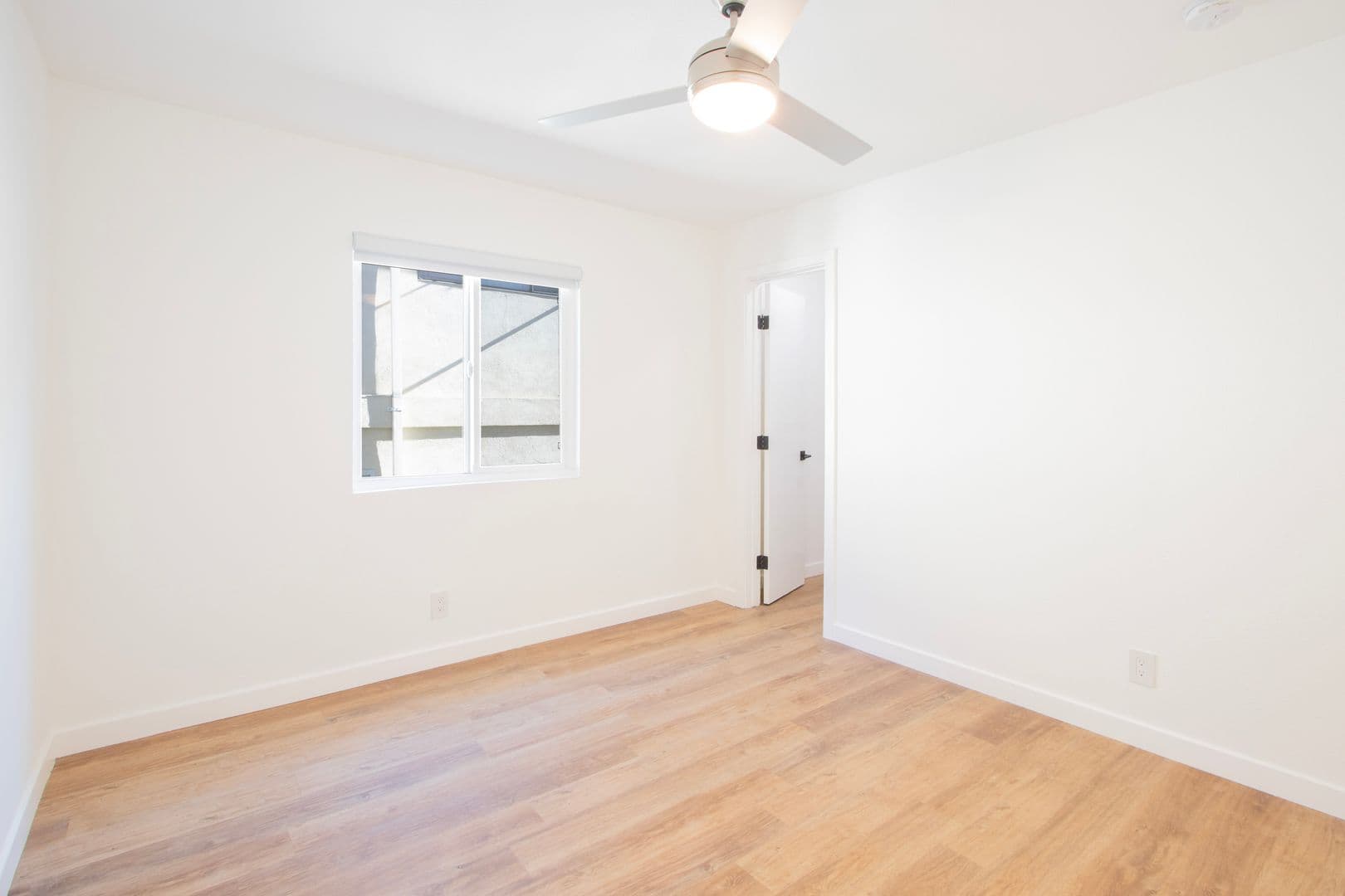 5847 Willoughby Avenue 16 of 18
