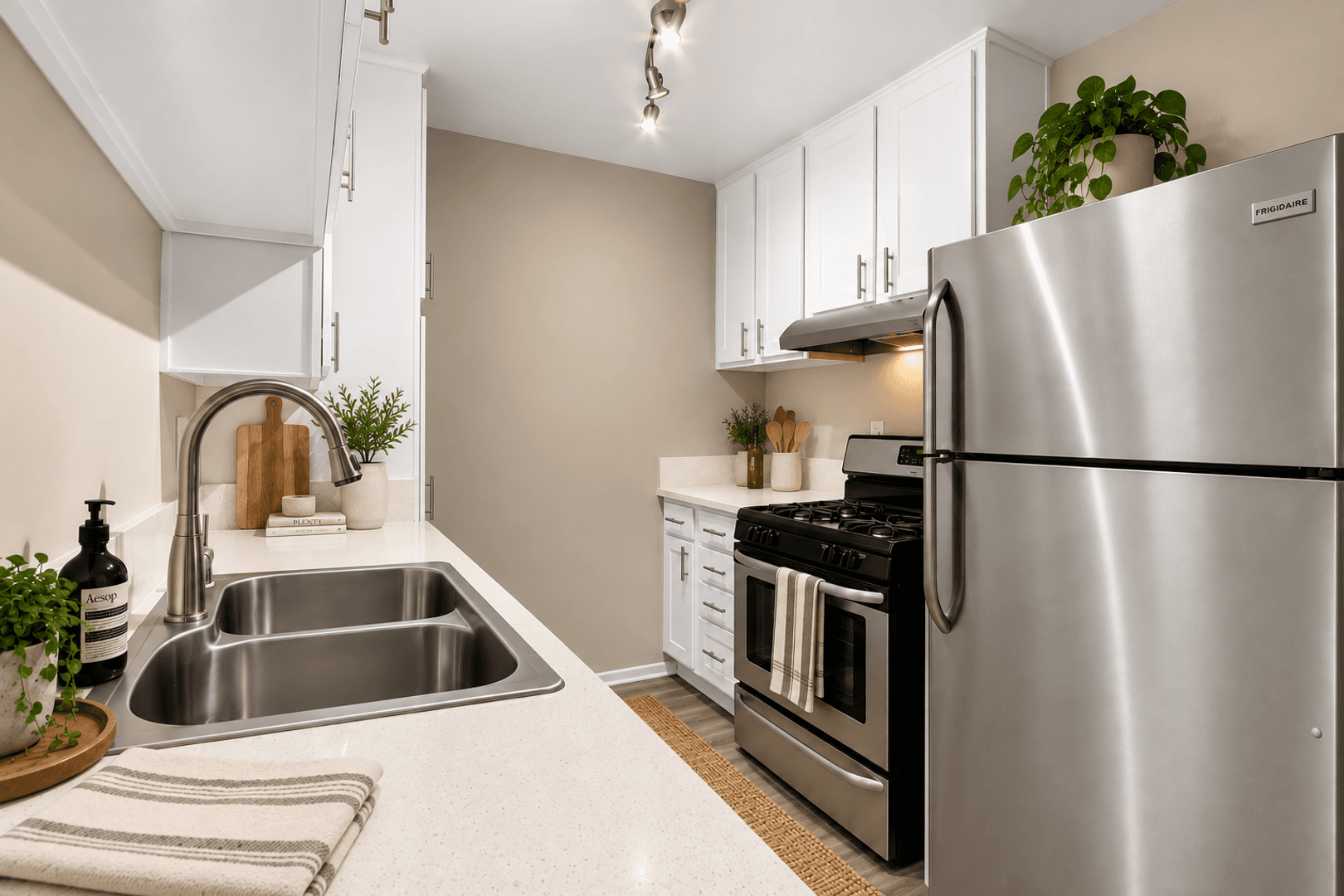 514 S Catalina Street - Tremont Apartments 4 of 16