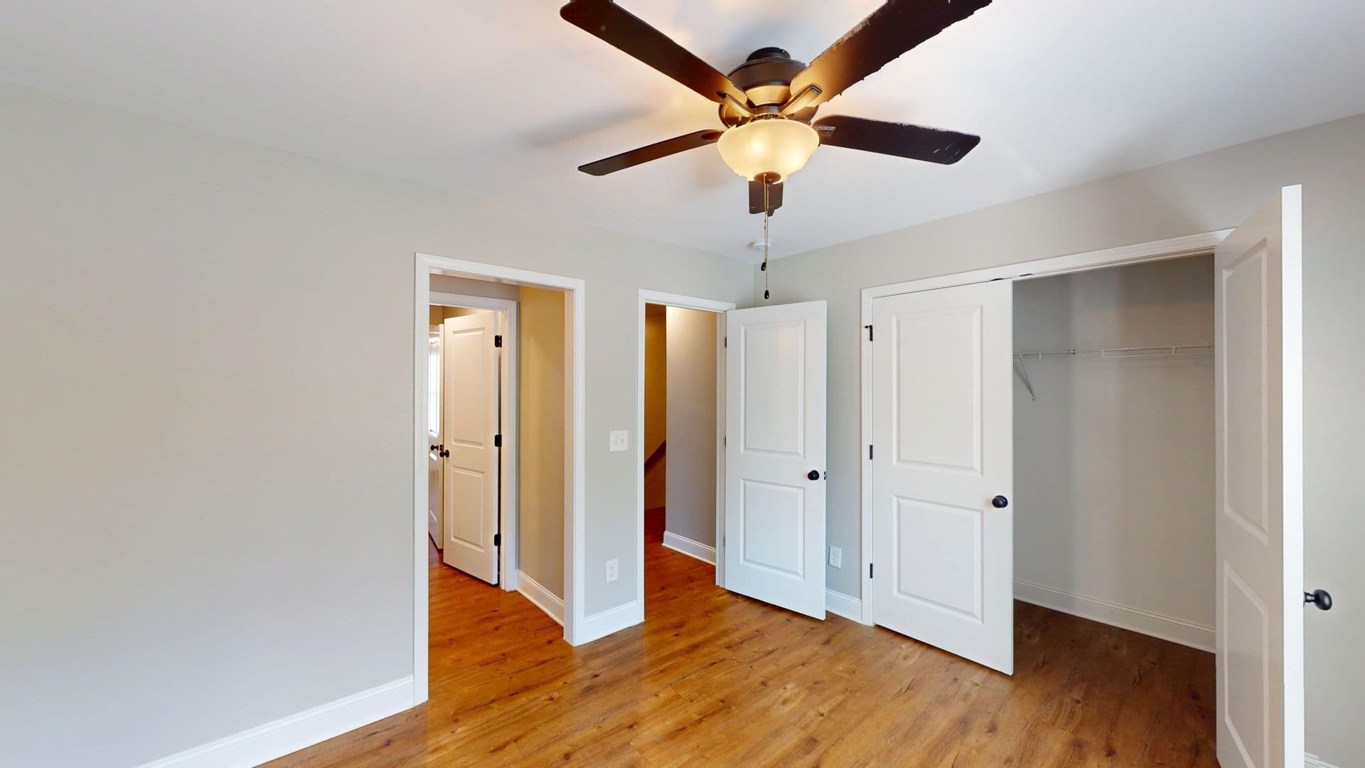 Get 1 Month FREE When You Sign an 18 Month Lease! 20 of 27
