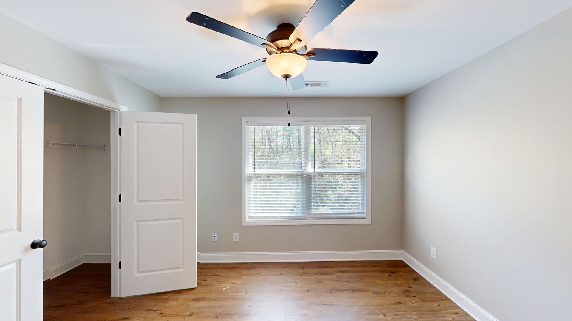 Get 1 Month FREE When You Sign an 18 Month Lease! 20 of 28