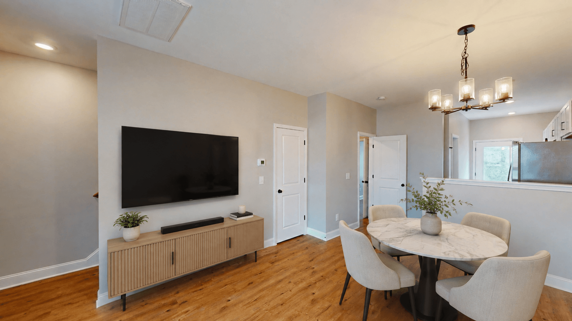 Get 1 Month FREE When You Sign an 18 Month Lease! 4 of 28