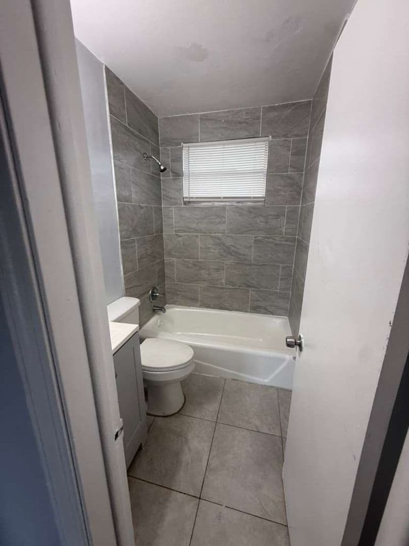 1305 W 6th St #1-4 9 of 9