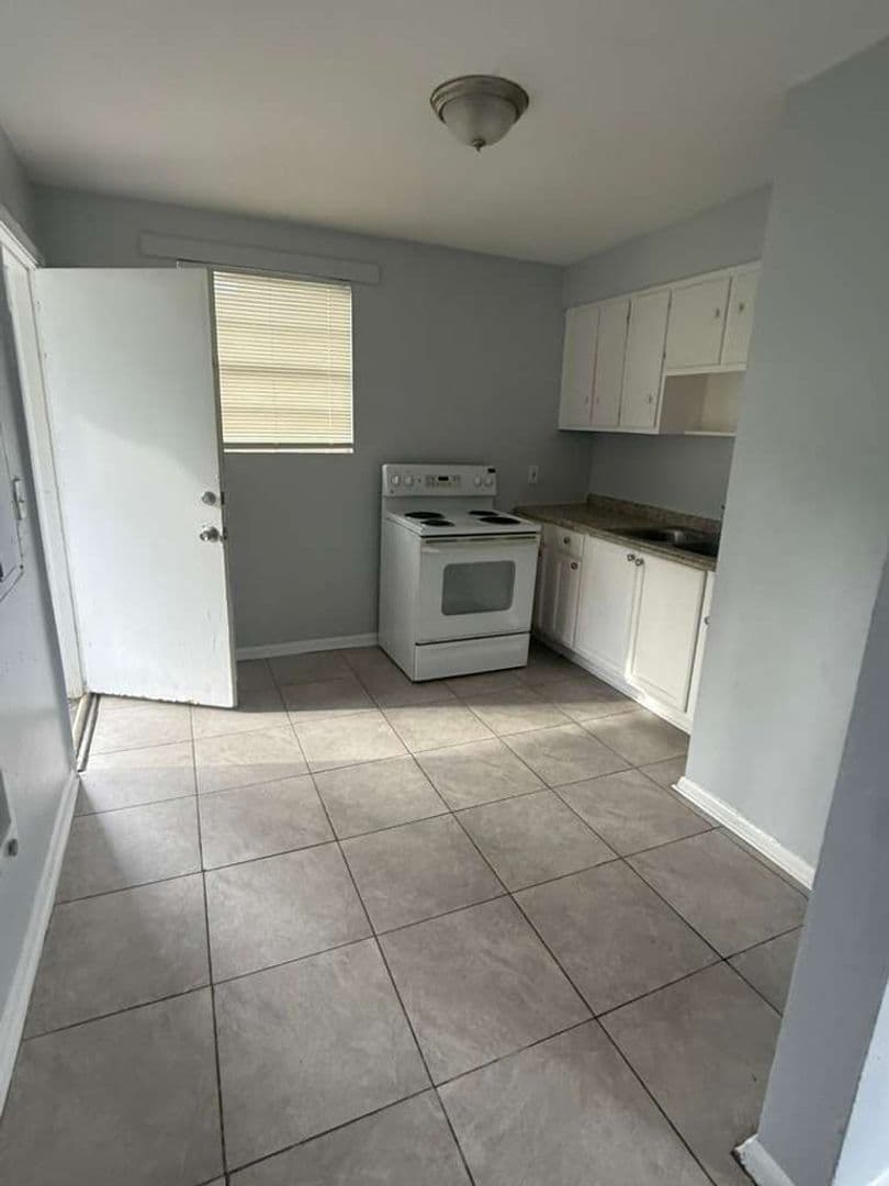 1305 W 6th St #1-4 4 of 9