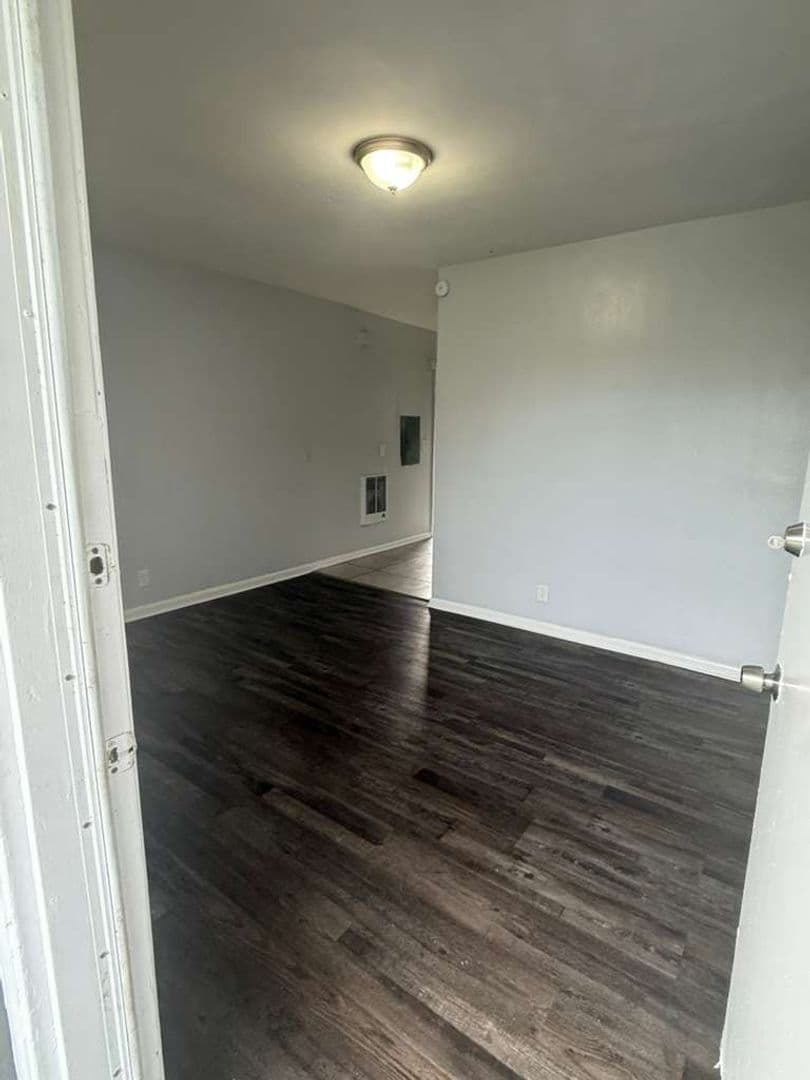 1305 W 6th St #1-4 6 of 9