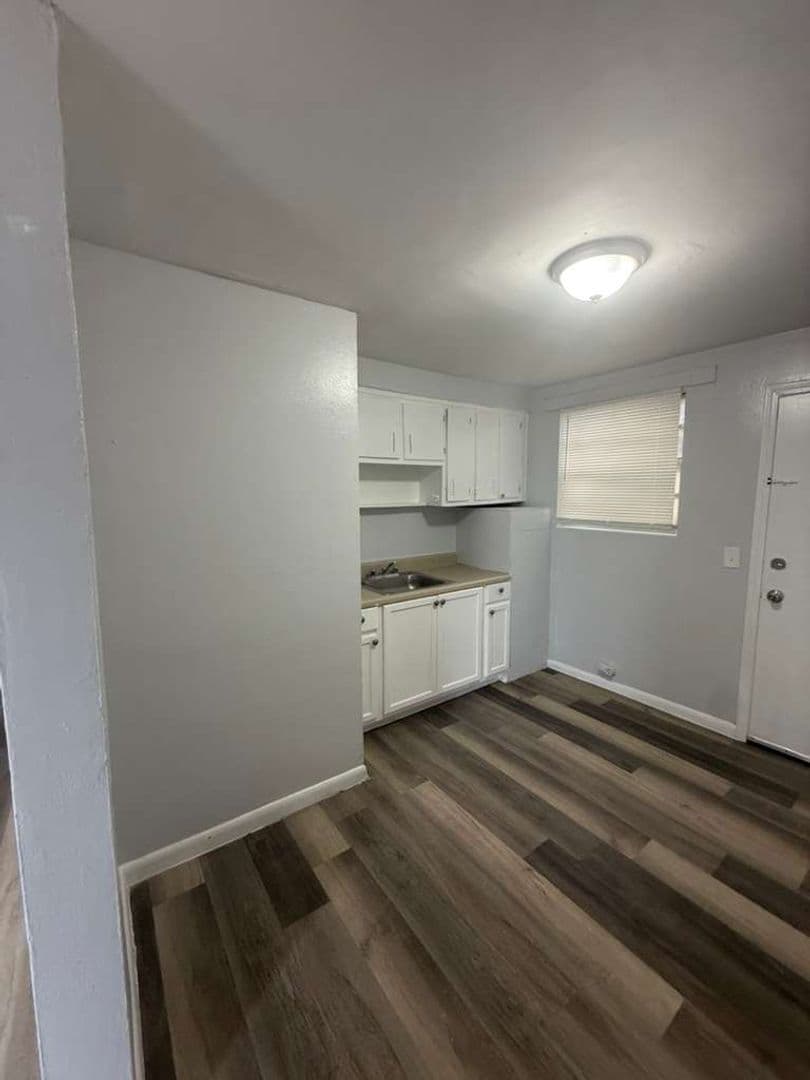 1305 W 6th St #1-4 3 of 8
