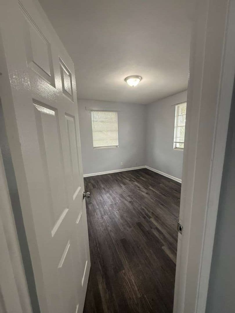 1305 W 6th St #1-4 7 of 9