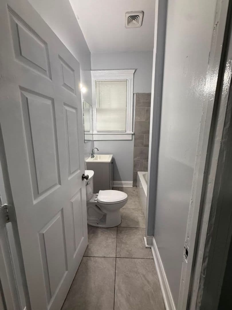1427 W 8th St 6 of 18