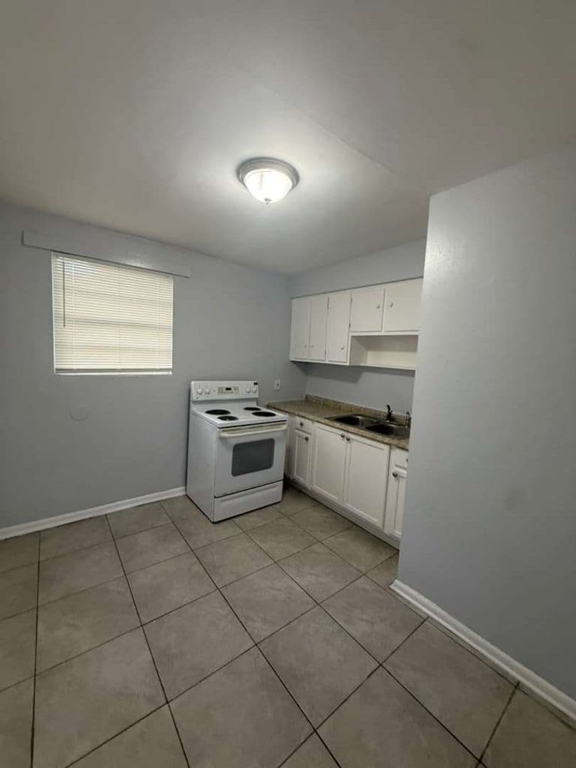 1305 W 6th St #1-4 2 of 9