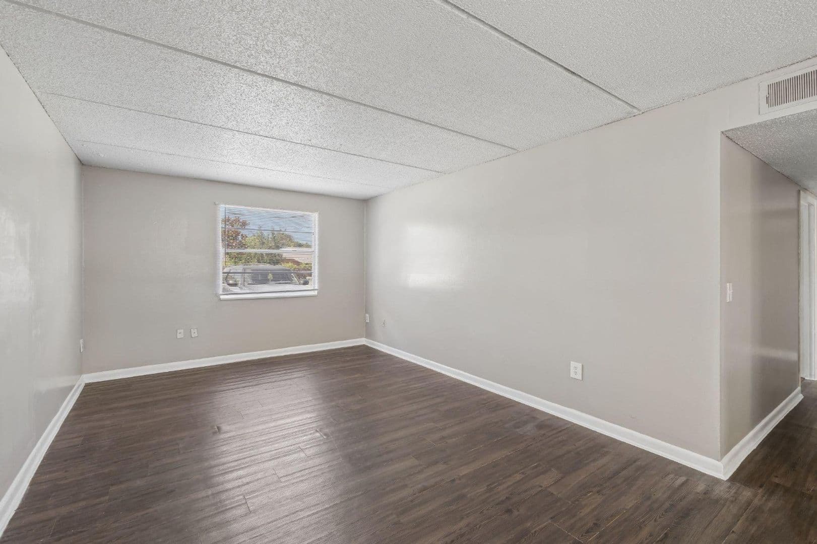 AUGUST MOVE-IN SPECIAL! 4 of 15