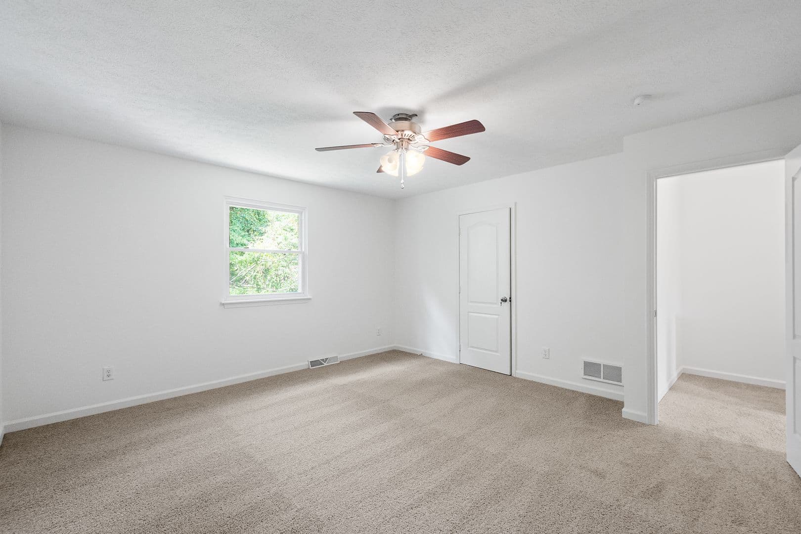 325 Clavale Drive 7 of 14