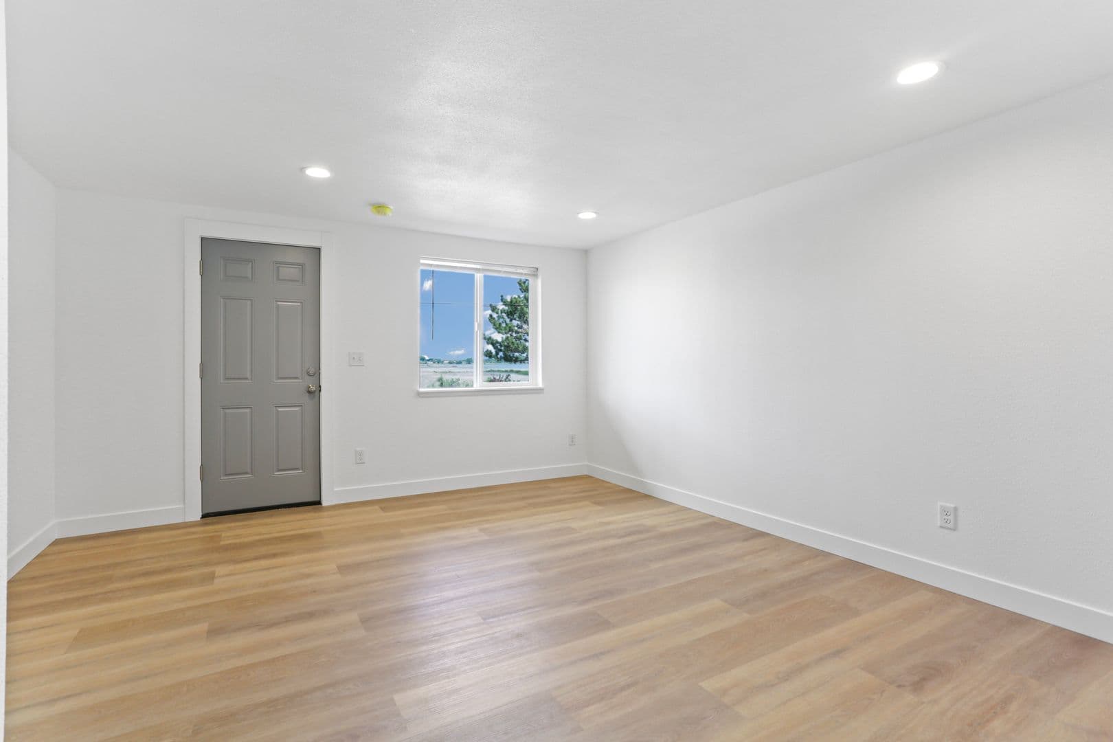 Newly Renovated Studio Available Now! Move In Special Offering 1st Month Move in Credit! 5 of 8