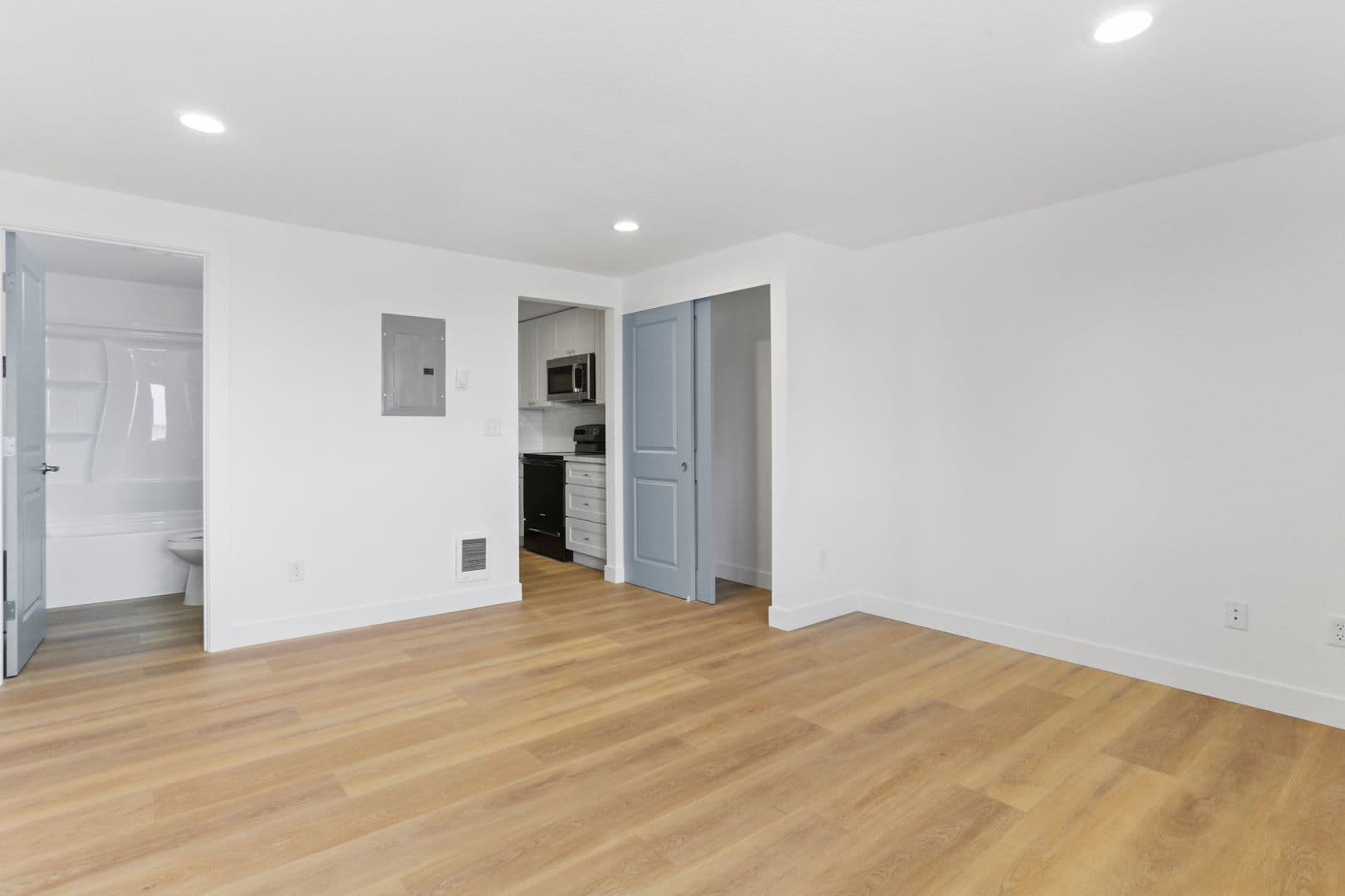 Newly Renovated Studio Available Now! Move In Special Offering 1st Month Move in Credit! 4 of 8