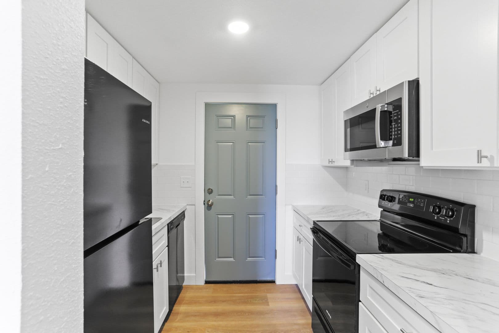 Newly Renovated Studio Available Now! Move In Special Offering 1st Month Move in Credit! 6 of 8