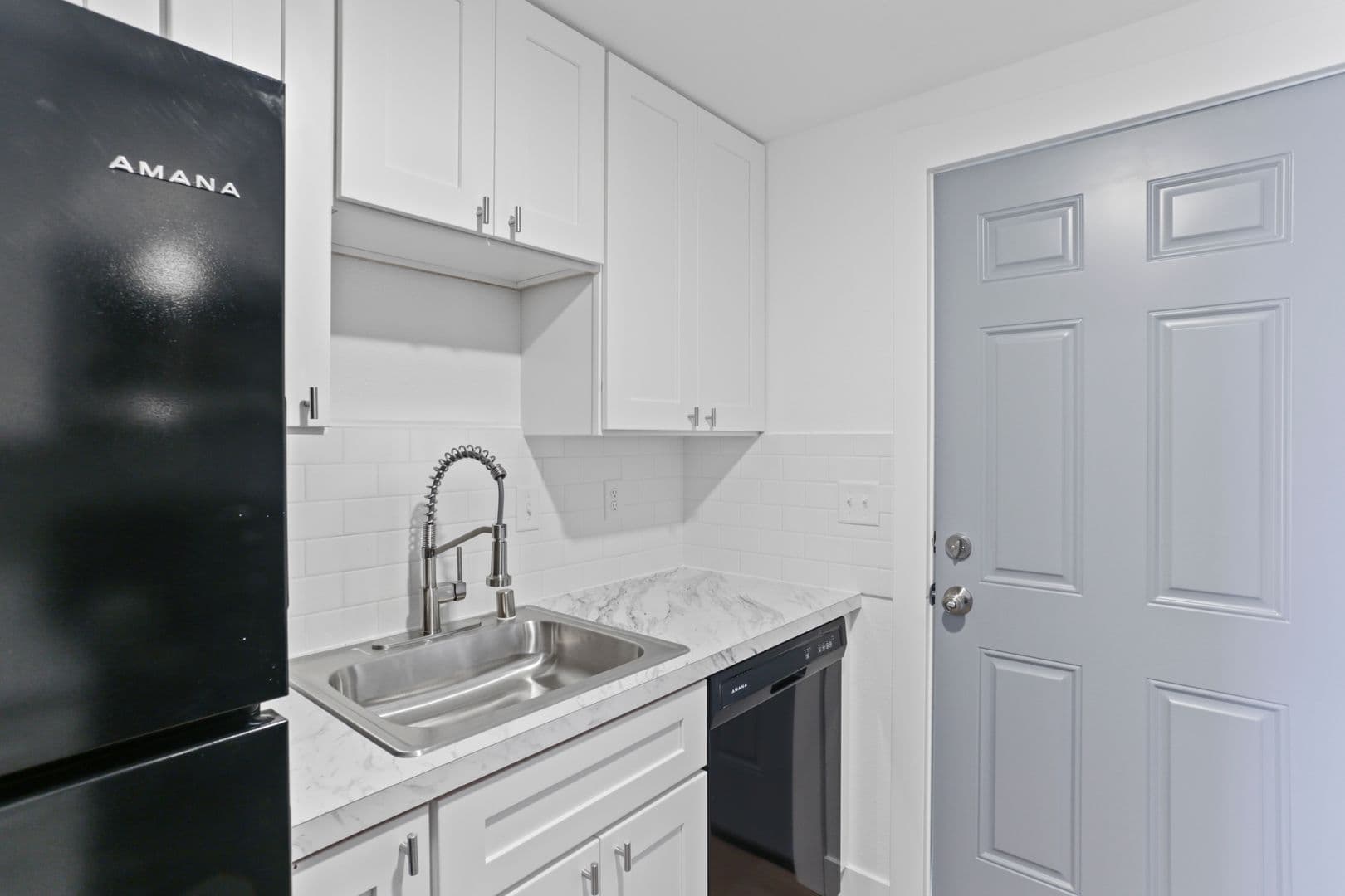 Newly Renovated Studio Available Now! Move In Special Offering 1st Month Move in Credit! 7 of 8