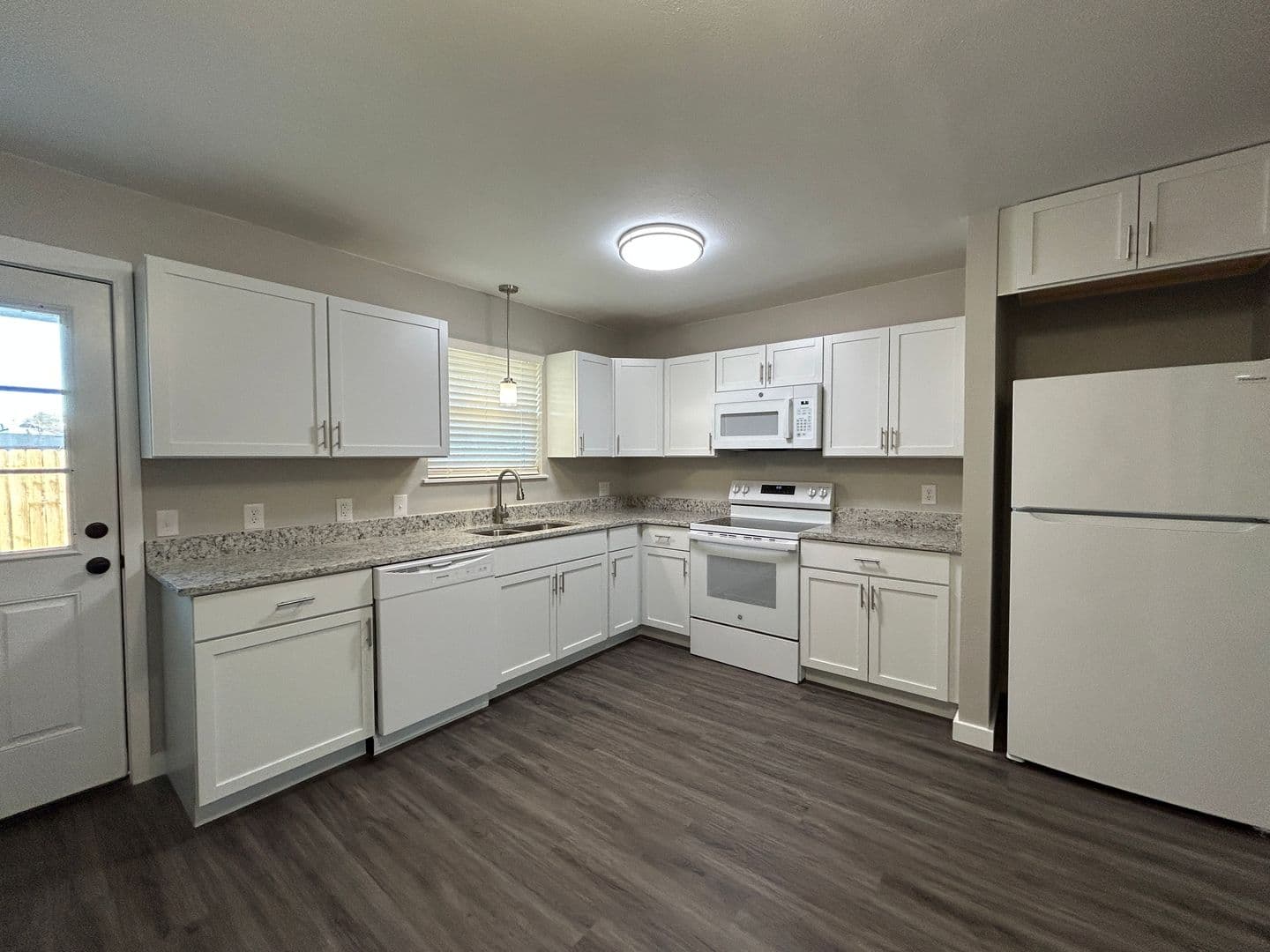 Limited Time Fall Special: Save $750 Off First Month's Rent 7 of 16