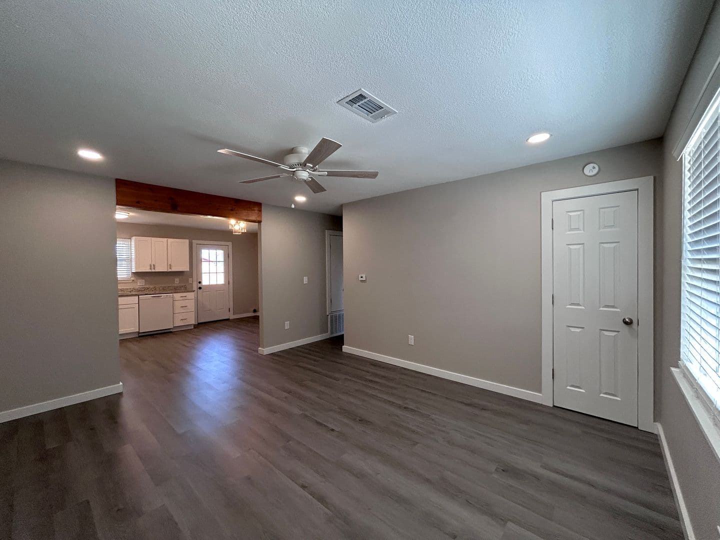 Limited Time Fall Special: Save $750 Off First Month's Rent 4 of 17