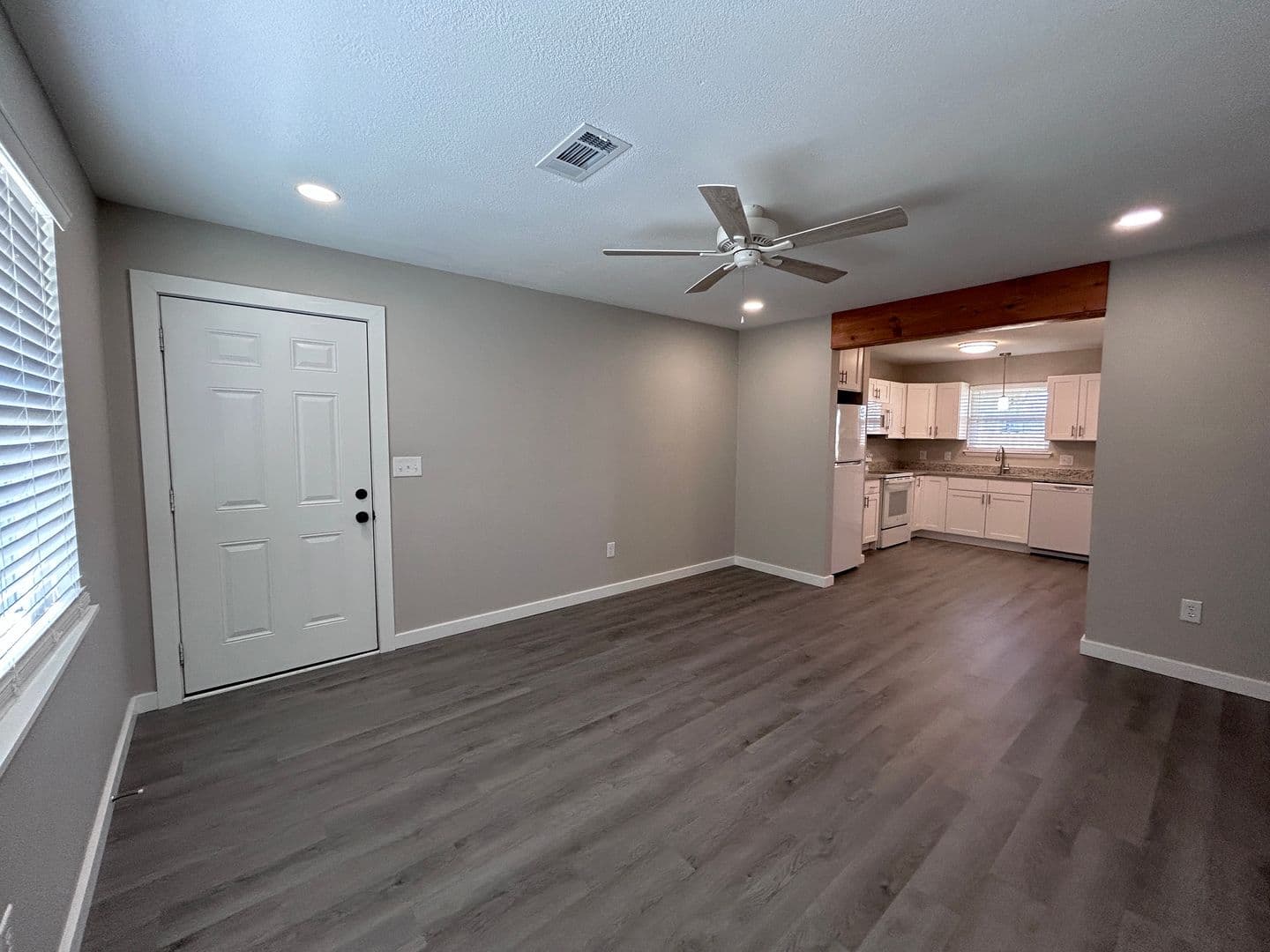 Limited Time Fall Special: Save $750 Off First Month's Rent 6 of 17