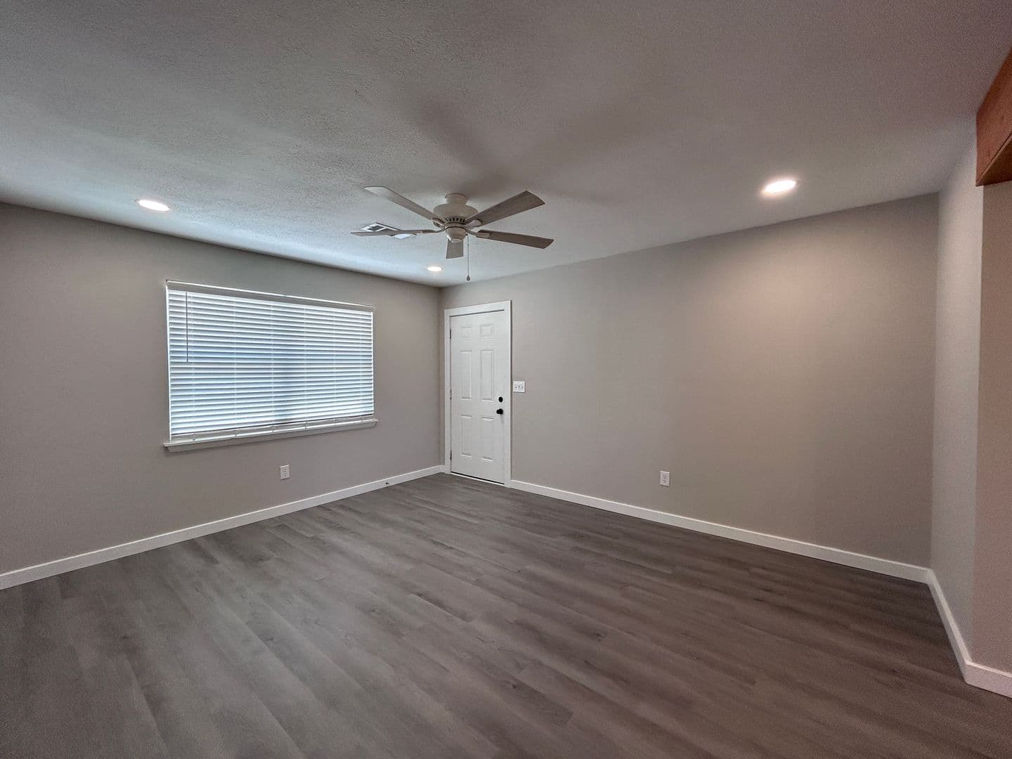 Limited Time Fall Special: Save $750 Off First Month's Rent 7 of 17