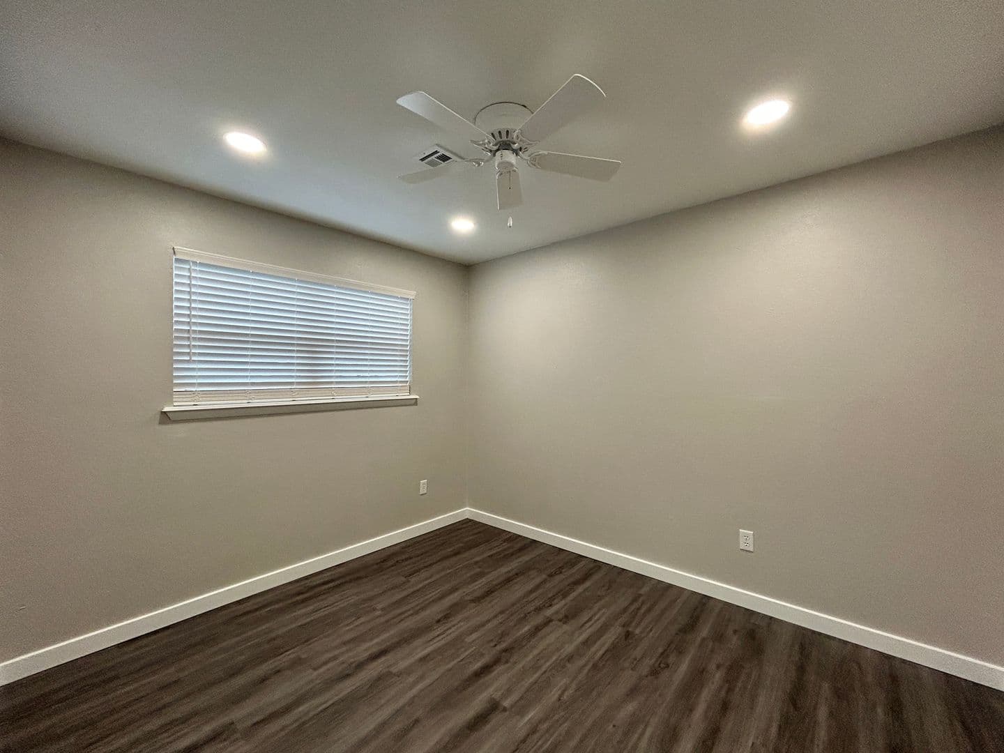 Limited Time Fall Special: Save $750 Off First Month's Rent 14 of 16