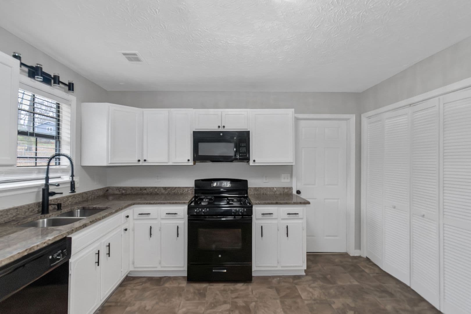 321 Summerwood Lane Stockbridge, GA 30281 5 of 29