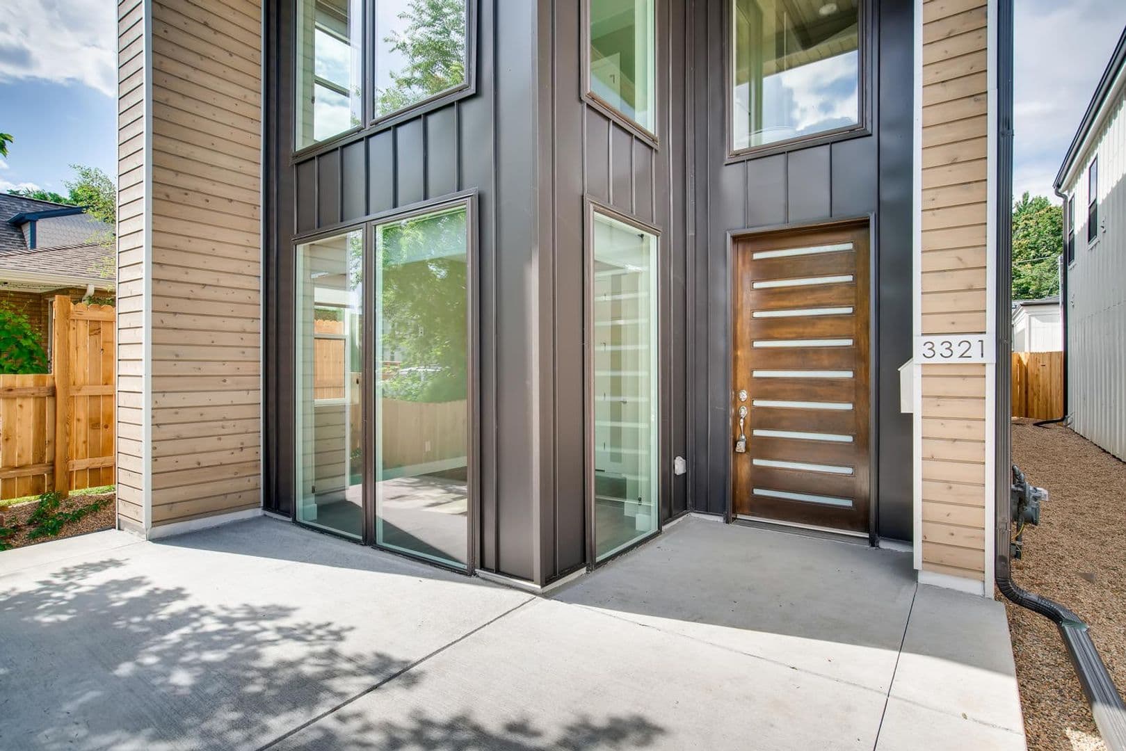 3319-3321 W Moncrieff Pl 5 of 27