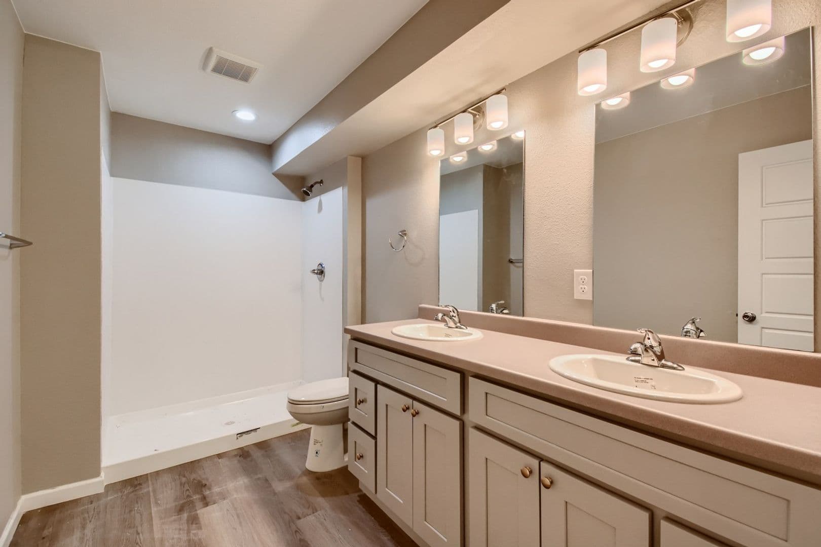 Lovely Townhome near Edgewater with Bonus Space 16 of 29